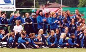 Eine beeindruckende Menge an Samstagerer TurnerInnen unter dem Motto: "allez les bleus"